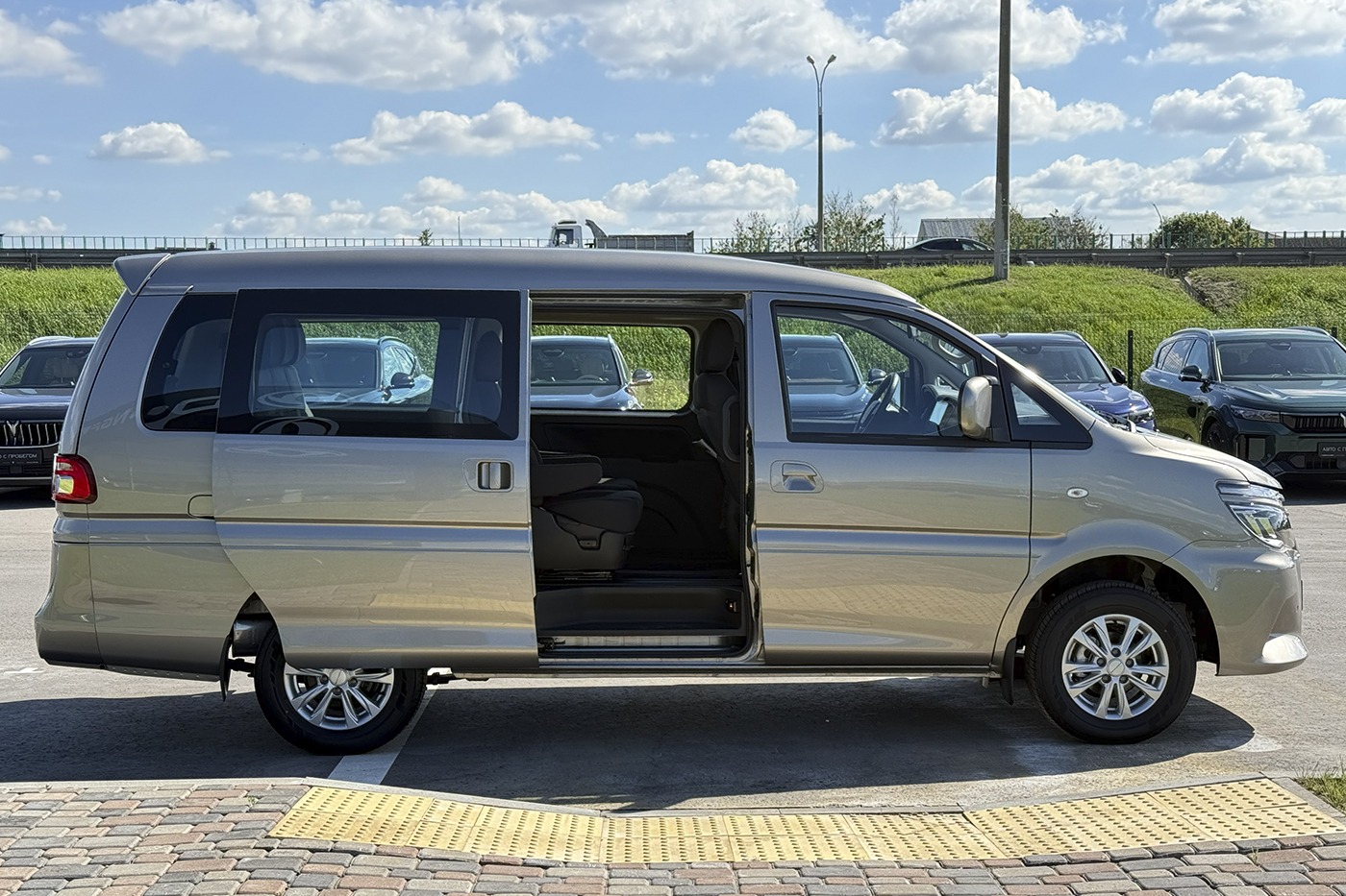 Dongfeng M5